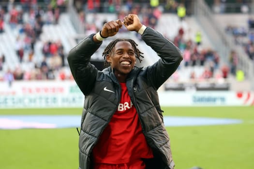 Junior Adamu (SC Freiburg) was the celebrated hero after two goals in the 1st FBL match: 24-25: 3rd Sptg. SC Freiburg - VfL Bochum  DFL REGULATIONS PROHIBIT ANY USE OF PHOTOGRAPHS AS IMAGE SEQUENCES AND/OR QUASI-VIDEONann  Photo: Joachim Hahne/johapress