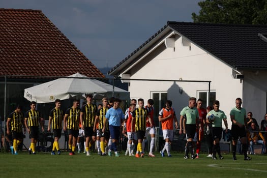 Led by the referee team around referee Christian Eiletz,the teams take to the pitch for the SBFV Cup round of 16 23/24: VfR Hausen- - FC 08 Villingen