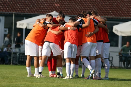 The Villingen players get in the mood for the game before kick-off and form a circle in the SBFV Cup round of 16 23/24: VfR Hausen- - FC 08 Villingen