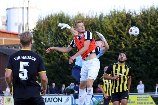 Marcel Sökler (Villingen 08) cannot prevail against the superiority of VfR Hausen,goalkeeper Hannes Ablaß and his colleagues kept track of the SBFV Cup round of 16 23/24: VfR Hausen- - FC 08 Villingen