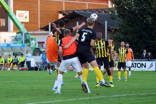 As here with Nick Gladrow (5),the players of the association league team VfR Hausen brace themselves like a wall against the attacking Villingen players in the SBFV Cup round of 16 23/24: VfR Hausen- - FC 08 Villingen