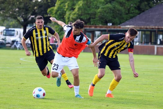 The players of the association league team,such as Pave Bacelic and captain David Eichelberg,defended themselves doggedly against Ergi Alihoxha (Villingen 08)  at the SBFV Cup round of 16 23/24: VfR Hausen- - FC 08 Villingen