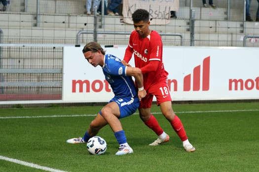 From left to right: Laurin Tost (Bahlinger SC /BSC) and Yann Sturm (SC Freiburg II / U23) in the match of the Football RL SW 24-25: 9. Sptg: SC Freiburg II vs Bahlinger SC