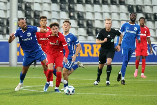 Yannick Häringer (Bahlinger SC /BSC) is doggedly panting after his opponent Gabriel Carmine Pellegrion (SC Freiburg II / U23) in the match of the football RL SW 24-25: 9.