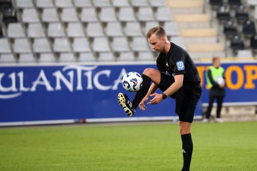 Referee: Martin Wilke (Merzhausen) juggles with the ball during the match of the Football Directive SW 24-25: 9.