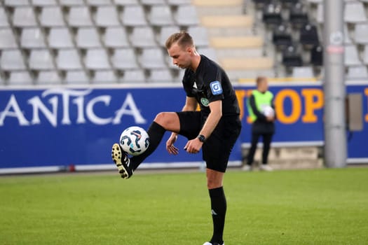 Referee: Martin Wilke (Merzhausen) juggles with the ball during the match of the Football Directive SW 24-25: 9.