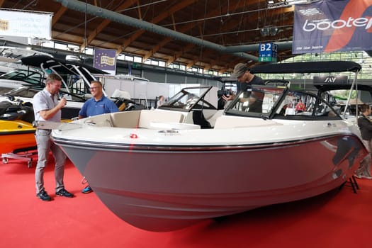 The Interboot 2024 trade fair in Friedrichshafen will open its doors on 25.09.2024. During the press tour and the presentation of the trade fair innovations,model Cora was already fascinated