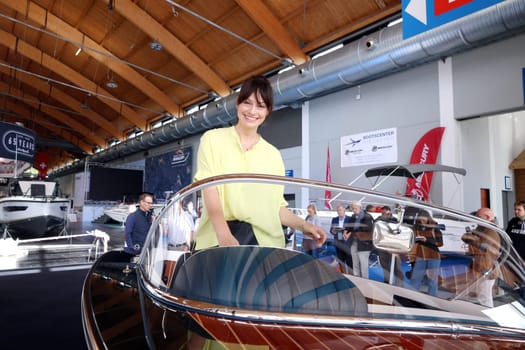 The Interboot 2024 trade fair in Friedrichshafen will open its doors on 25.09.2024. During the press tour and the presentation of the trade fair innovations,model Cora was already fascinated