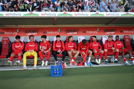 The Freiburg supplementary players on the substitutes' bench are in a good mood and ready for the derby at the match of the football RL SW 24-25: 9.