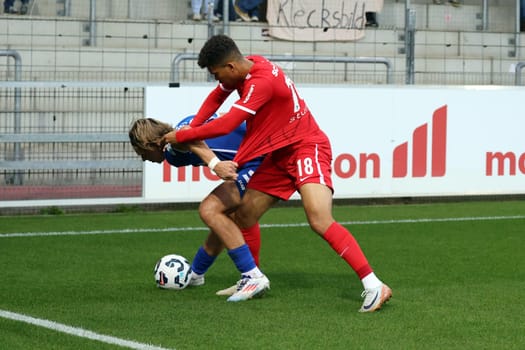 Holding and tugging on the touchline,vs Laurin Tost (Bahlinger SC /BSC) and Yann Sturm (SC Freiburg II / U23) in the match of the Football RL SW 24-25: 9.