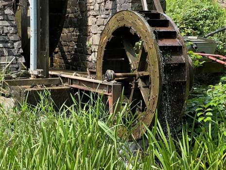 Watermills serve as a drive for grain milling,for power generation and as a transmission drive. Watermills are used as drives for grinding grain,for generating electricity and as transmission drives.