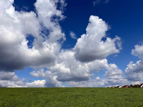 Stratocumulus,stratocumuli,commonly known as stratocumuli,are cluster layer clouds without fibers and form similar to cumulus clouds. Stratocumulus,stratocumuli,commonly known as stratocumuli,are cumulus clouds without fibers and are formed in a similar way to cumulus clouds.