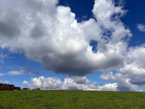 Stratocumulus,stratocumuli,commonly known as stratocumuli,are cluster layer clouds without fibers and form similar to cumulus clouds. Stratocumulus,stratocumuli,commonly known as stratocumuli,are cumulus clouds without fibers and are formed in a similar way to cumulus clouds.