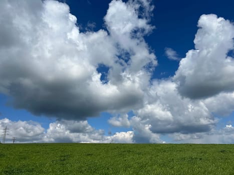 Stratocumulus,stratocumuli,commonly known as stratocumuli,are cluster layer clouds without fibers and form similar to cumulus clouds. Stratocumulus,stratocumuli,commonly known as stratocumuli,are cumulus clouds without fibers and are formed in a similar way to cumulus clouds.