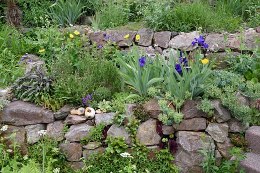 Dry stone walls in the garden are well suited for many herbs and at the same time a biotope for many animals. Dry stone walls in the garden are well suited for many herbs and at the same time a biotope for many animals.