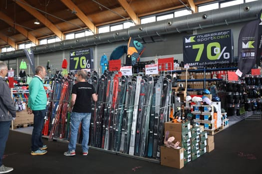 The next winter is sure to come - skis and snowboards as well as ski helmets will also be available at the Interboot 2024 trade fair Friedrichshafen will open its doors on 25.09.2024
