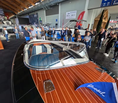The Interboot 2024 trade fair in Friedrichshafen will open its doors on 25.09.2024. During the press tour and the presentation of the trade fair innovations,model Cora was already fascinated