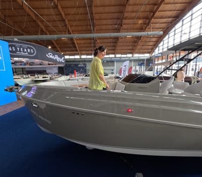 The Interboot 2024 trade fair in Friedrichshafen will open its doors on 25.09.2024. During the press tour and the presentation of the trade fair innovations,model Cora was already fascinated