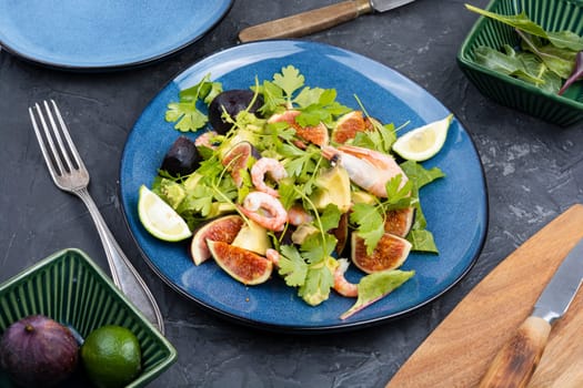 Platter of green salad with figs and figs. Seafood salad.