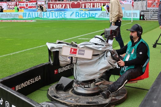 TV camera with cameraman on the sidelines - but who will broadcast the Bundesliga matches for the German Football League on television in the future?  DFL REGULATIONS PROHIBIT ANY USE OF PHOTOGRAPHS AS IMAGE SEQUENCES AND/OR QUASI-VIDEONann  Photo: Joachim Hahne/johapress