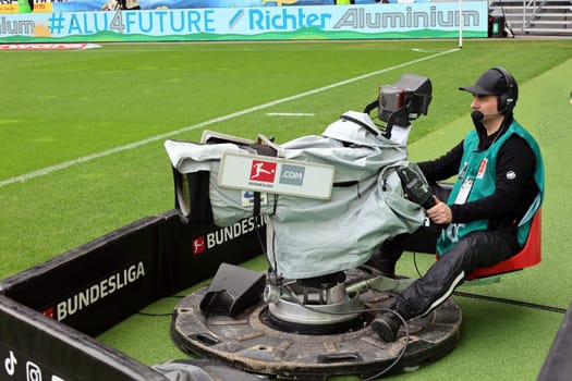 TV camera with cameraman on the sidelines - but who will broadcast the Bundesliga matches for the German Football League on television in the future?  DFL REGULATIONS PROHIBIT ANY USE OF PHOTOGRAPHS AS IMAGE SEQUENCES AND/OR QUASI-VIDEONann  Photo: Joachim Hahne/johapress