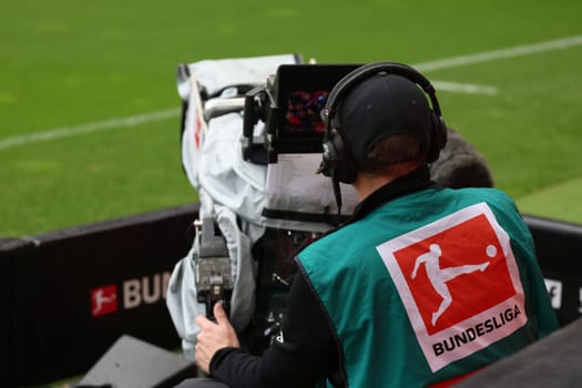 TV camera with cameraman on the sidelines - but who will broadcast the Bundesliga matches for the German Football League on television in the future?  DFL REGULATIONS PROHIBIT ANY USE OF PHOTOGRAPHS AS IMAGE SEQUENCES AND/OR QUASI-VIDEONann  Photo: Joachim Hahne/johapress