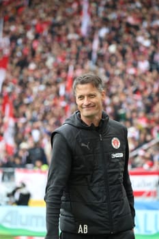 Had a good laugh: Coach Alexander Blessin (FC St. Pauli) at the match of the 1st FBL: 24-25: 1st FBL: 24-25: 5th Sptg. SC Freiburg - FC St. Pauli  DFL REGULATIONS PROHIBIT ANY USE OF PHOTOGRAPHS AS IMAGE SEQUENCES AND/OR QUASI-VIDEONann  Photo: Joachim Hahne/johapress