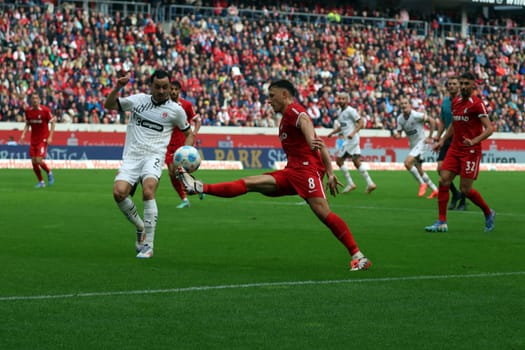 Maximilian Eggestein (SC Freiburg) elegantly receives the ball in front of the onrushing Manolis Saliakas (FC St. Pauli)  at the match of the 1st FBL: 24-25: 1st FBL: 24-25: 5th Sptg. SC Freiburg - FC St. Pauli  DFL REGULATIONS PROHIBIT ANY USE OF PHOTOGRAPHS AS IMAGE SEQUENCES AND/OR QUASI-VIDEONann  Photo: Joachim Hahne/johapress