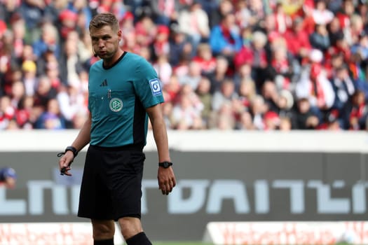Referee Timo Gerach (Landau) at the match of the 1st FBL: 24-25: 1st FBL: 24-25: 5th Sptg. SC Freiburg - FC St. Pauli  DFL REGULATIONS PROHIBIT ANY USE OF PHOTOGRAPHS AS IMAGE SEQUENCES AND/OR QUASI-VIDEONann  Photo: Joachim Hahne/johapress
