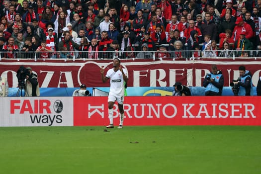 Oladapo Afolayan (FC St. Pauli) celebrates his goal to make it 2-0 in the 1st FBL match: 24-25: 1st FBL: 24-25: 5th Sptg. SC Freiburg - FC St. Pauli  DFL REGULATIONS PROHIBIT ANY USE OF PHOTOGRAPHS AS IMAGE SEQUENCES AND/OR QUASI-VIDEONann  Photo: Joachim Hahne/johapress