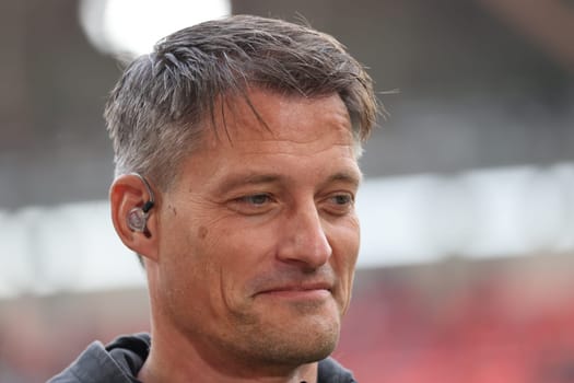 Coach Alexander Blessin (FC St. Pauli) at the match of the 1st FBL: 24-25: 1st FBL: 24-25: 5th Sptg. SC Freiburg - FC St. Pauli  DFL REGULATIONS PROHIBIT ANY USE OF PHOTOGRAPHS AS IMAGE SEQUENCES AND/OR QUASI-VIDEONann  Photo: Joachim Hahne/johapress