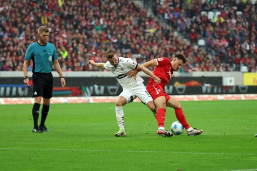 Referee Timo Gerach (Landau): Hard-fought brother duel: Johannes Eggestein (FC St. Pauli) vs Maximilian Eggestein (SC Freiburg) in the match of the 1st FBL: 24-25: 1st FBL: 24-25: 5th Sptg. SC Freiburg - FC St. Pauli  DFL REGULATIONS PROHIBIT ANY USE OF PHOTOGRAPHS AS IMAGE SEQUENCES AND/OR QUASI-VIDEONann  Photo: Joachim Hahne/johapress