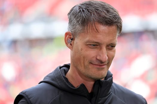 Coach Alexander Blessin (FC St. Pauli) at the match of the 1st FBL: 24-25: 1st FBL: 24-25: 5th Sptg. SC Freiburg - FC St. Pauli  DFL REGULATIONS PROHIBIT ANY USE OF PHOTOGRAPHS AS IMAGE SEQUENCES AND/OR QUASI-VIDEONann  Photo: Joachim Hahne/johapress