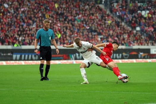 Referee Timo Gerach (Landau): Hard-fought brother duel: Johannes Eggestein (FC St. Pauli) vs Maximilian Eggestein (SC Freiburg) in the match of the 1st FBL: 24-25: 1st FBL: 24-25: 5th Sptg. SC Freiburg - FC St. Pauli  DFL REGULATIONS PROHIBIT ANY USE OF PHOTOGRAPHS AS IMAGE SEQUENCES AND/OR QUASI-VIDEONann  Photo: Joachim Hahne/johapress