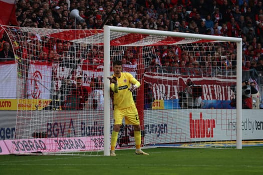 Strong support: Goalkeeper Nikola Vasilj (FC St. Pauli) at the 1st FBL match: 24-25: 1st FBL: 24-25: 5th Sptg. SC Freiburg - FC St. Pauli  DFL REGULATIONS PROHIBIT ANY USE OF PHOTOGRAPHS AS IMAGE SEQUENCES AND/OR QUASI-VIDEONann  Photo: Joachim Hahne/johapress