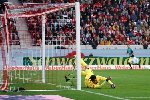 Goalkeeper Nikola Vasilj (FC St. Pauli) also saves Vincenzo Grifo's (SC Freiburg) free-kick in the 1st FBL match: 24-25: 1st FBL: 24-25: 5th Sptg. SC Freiburg - FC St. Pauli  DFL REGULATIONS PROHIBIT ANY USE OF PHOTOGRAPHS AS IMAGE SEQUENCES AND/OR QUASI-VIDEONann  Photo: Joachim Hahne/johapress