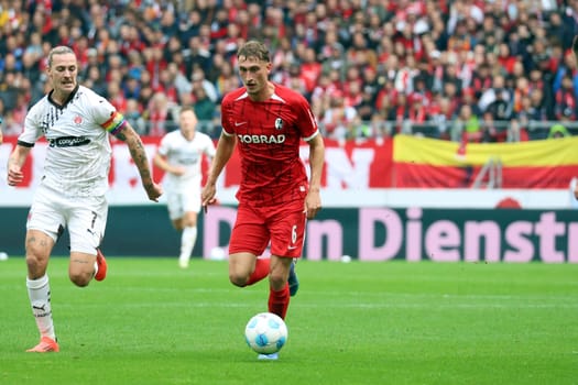Patrick Osterhage (SC Freiburg) outruns Jackson Irvine (FC St. Pauli) in the match of the 1st FBL: 24-25: 1st FBL: 24-25: 5th Sptg. SC Freiburg - FC St. Pauli  DFL REGULATIONS PROHIBIT ANY USE OF PHOTOGRAPHS AS IMAGE SEQUENCES AND/OR QUASI-VIDEONann  Photo: Joachim Hahne/johapress