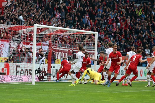 Philipp Lienhart (SC Freiburg) celebrates the supposed 1:2 goal,which was not recognized due to offside in the game of the 1. FBL: 24-25: 1. FBL: 24-25: 5. Sptg. SC Freiburg - FC St. Pauli  DFL REGULATIONS PROHIBIT ANY USE OF PHOTOGRAPHS AS IMAGE SEQUENCES AND/OR QUASI-VIDEONann  Photo: Joachim Hahne/johapress