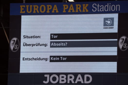 The video assist had a lot to do in the game of the 1st FBL: 24-25: 1st FBL: 24-25: 5th Sptg. SC Freiburg - FC St. Pauli  DFL REGULATIONS PROHIBIT ANY USE OF PHOTOGRAPHS AS IMAGE SEQUENCES AND/OR QUASI-VIDEONann  Photo: Joachim Hahne/johapress