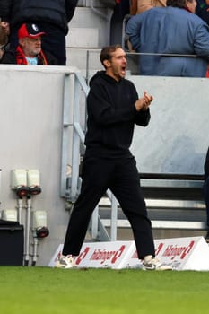 Loudly on the sidelines: Head coach / Coach Julian Schuster (SC Freiburg) tried to cheer on his team again and again in the game of the 1st FBL: 24-25: 1st FBL: 24-25: 5th Sptg. SC Freiburg - FC St. Pauli  DFL REGULATIONS PROHIBIT ANY USE OF PHOTOGRAPHS AS IMAGE SEQUENCES AND/OR QUASI-VIDEONann  Photo: Joachim Hahne/johapress
