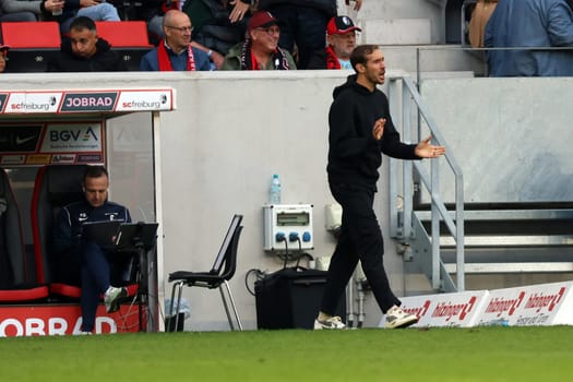 Head coach / Coach Julian Schuster (SC Freiburg) tried to cheer on his team again and again in the match of the 1st FBL: 24-25: 1st FBL: 24-25: 5th Sptg. SC Freiburg - FC St. Pauli  DFL REGULATIONS PROHIBIT ANY USE OF PHOTOGRAPHS AS IMAGE SEQUENCES AND/OR QUASI-VIDEONann  Photo: Joachim Hahne/johapress