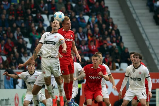 Header duel vs Jackson Irvine (FC St. Pauli) and Philipp Lienhart (SC Freiburg) and numerous spectators at the match of the 1st FBL: 24-25: 1st FBL: 24-25: 5th Sptg. SC Freiburg - FC St. Pauli  DFL REGULATIONS PROHIBIT ANY USE OF PHOTOGRAPHS AS IMAGE SEQUENCES AND/OR QUASI-VIDEONann  Photo: Joachim Hahne/johapress