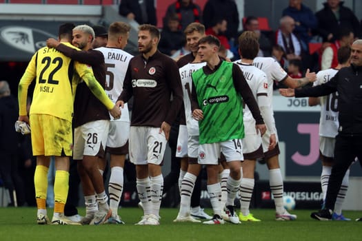 Goalkeeper Nikola Vasilj (FC St. Pauli) has his teammates around Elias Saad (FC St. Pauli) queuing up to congratulate him after the match of the 1st FBL: 24-25: 1st FBL: 24-25: 5th Sptg. SC Freiburg - FC St. Pauli  DFL REGULATIONS PROHIBIT ANY USE OF PHOTOGRAPHS AS IMAGE SEQUENCES AND/OR QUASI-VIDEONann  Photo: Joachim Hahne/johapress