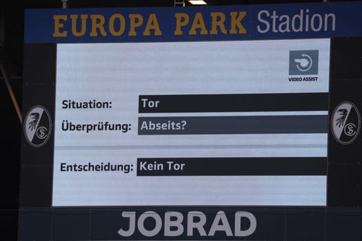 The video assist had a lot to do in the game of the 1st FBL: 24-25: 1st FBL: 24-25: 5th Sptg. SC Freiburg - FC St. Pauli  DFL REGULATIONS PROHIBIT ANY USE OF PHOTOGRAPHS AS IMAGE SEQUENCES AND/OR QUASI-VIDEONann  Photo: Joachim Hahne/johapress