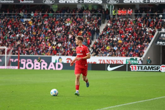 Noah Weißhaupt (SC Freiburg) at the match of the 1st FBL: 24-25: 1st FBL: 24-25: 5th Sptg. SC Freiburg - FC St. Pauli  DFL REGULATIONS PROHIBIT ANY USE OF PHOTOGRAPHS AS IMAGE SEQUENCES AND/OR QUASI-VIDEONann  Photo: Joachim Hahne/johapress