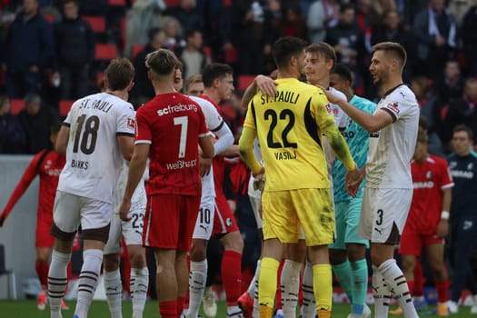 Eric Smith and Karol Mets (FC St. Pauli) congratulate their strong goalkeeper goalkeeper Nikola Vasilj (FC St. Pauli) on his flawless performance in the 1st FBL match: 24-25: 1st FBL: 24-25: 5th Sptg. SC Freiburg - FC St. Pauli  DFL REGULATIONS PROHIBIT ANY USE OF PHOTOGRAPHS AS IMAGE SEQUENCES AND/OR QUASI-VIDEONann  Photo: Joachim Hahne/johapress