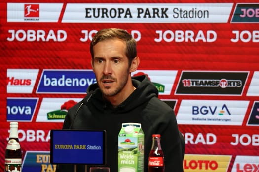 Head coach Julian Schuster (SC Freiburg) at the press conference,PK after the match of the 1st FBL: 24-25: 1st FBL: 24-25: 5th Sptg. SC Freiburg - FC St. Pauli  DFL REGULATIONS PROHIBIT ANY USE OF PHOTOGRAPHS AS IMAGE SEQUENCES AND/OR QUASI-VIDEONann  Photo: Joachim Hahne/johapress