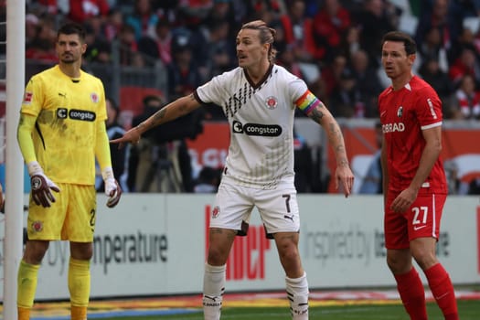 Jackson Irvine (FC St. Pauli) and goalkeeper Nikola Vasilj (FC St. Pauli) directed his team to their first win of the season,Nicolas Höfler (SC Freiburg) is only a spectator at the game of the 1st FBL: 24-25: 1st FBL: 24-25: 5th Sptg. SC Freiburg - FC St. Pauli  DFL REGULATIONS PROHIBIT ANY USE OF PHOTOGRAPHS AS IMAGE SEQUENCES AND/OR QUASI-VIDEONann  Photo: Joachim Hahne/johapress