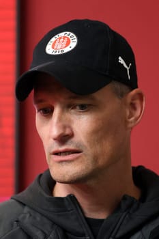 Coach Alexander Blessin (FC St. Pauli) at the match of the 1st FBL: 24-25: 1st FBL: 24-25: 5th Sptg. SC Freiburg - FC St. Pauli  DFL REGULATIONS PROHIBIT ANY USE OF PHOTOGRAPHS AS IMAGE SEQUENCES AND/OR QUASI-VIDEONann  Photo: Joachim Hahne/johapress