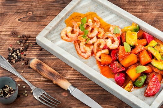 Shrimp with caramelized mango and cactus. The national cuisine of Vietnam.
